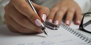 Frauenhand schreibt